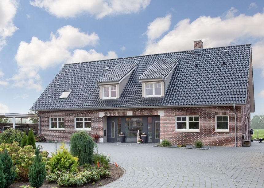 Landhaus mit Klinkerfassade, Gauben und Hohlfalziegel Z5