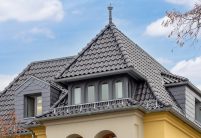 Verwaltungsgebäude mit der Sonderserie polargrau gedämpft eingedeckt