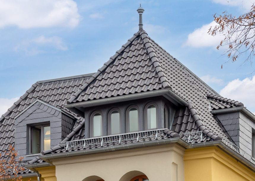 Verwaltungsgebäude mit der Sonderserie polargrau gedämpft eingedeckt