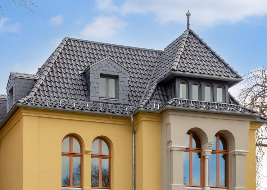 Verwaltungsgebäude mit der Sonderserie polargrau gedämpft eingedeckt
