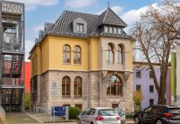 Verwaltungsgebäude mit der Sonderserie polargrau gedämpft eingedeckt