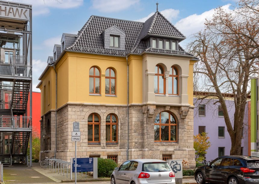 Verwaltungsgebäude mit der Sonderserie polargrau gedämpft eingedeckt
