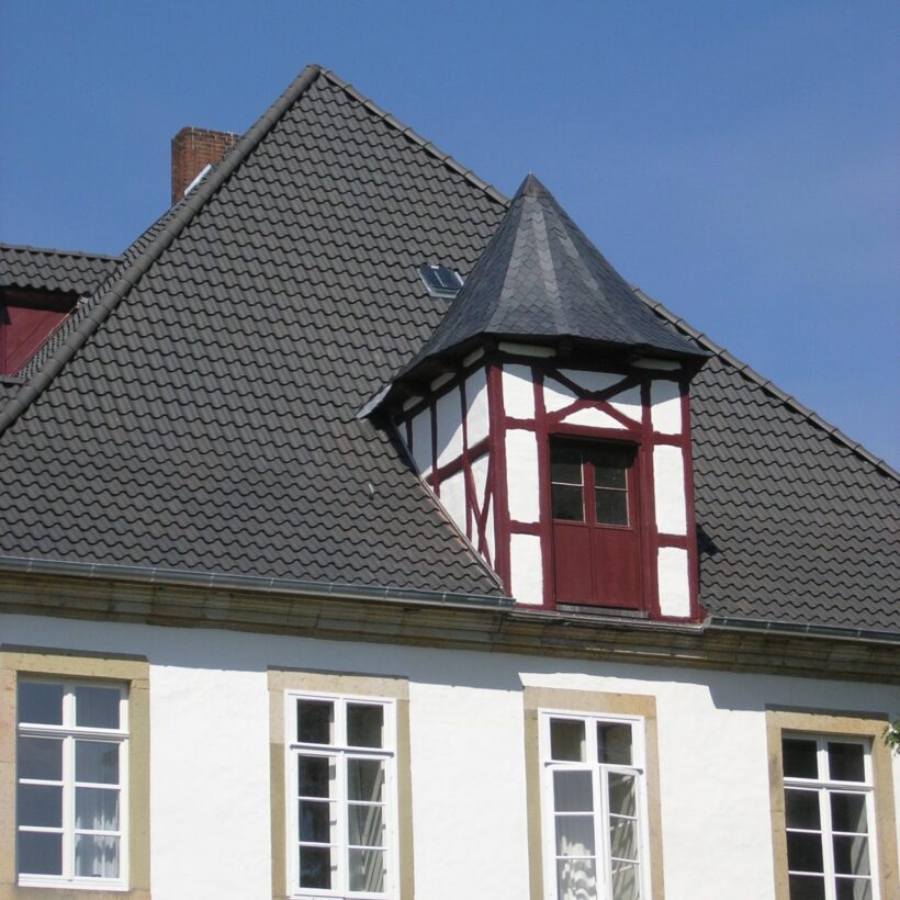 Hohlfalzziegel Z5 »variwell« auf dem Dach von Schloss Bruche