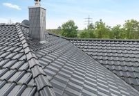 Bungalow mit J11v in edelschwarz, besonderem Schwarzton mit hochwertigem Jacobi Zubehör Firstziegel F6v