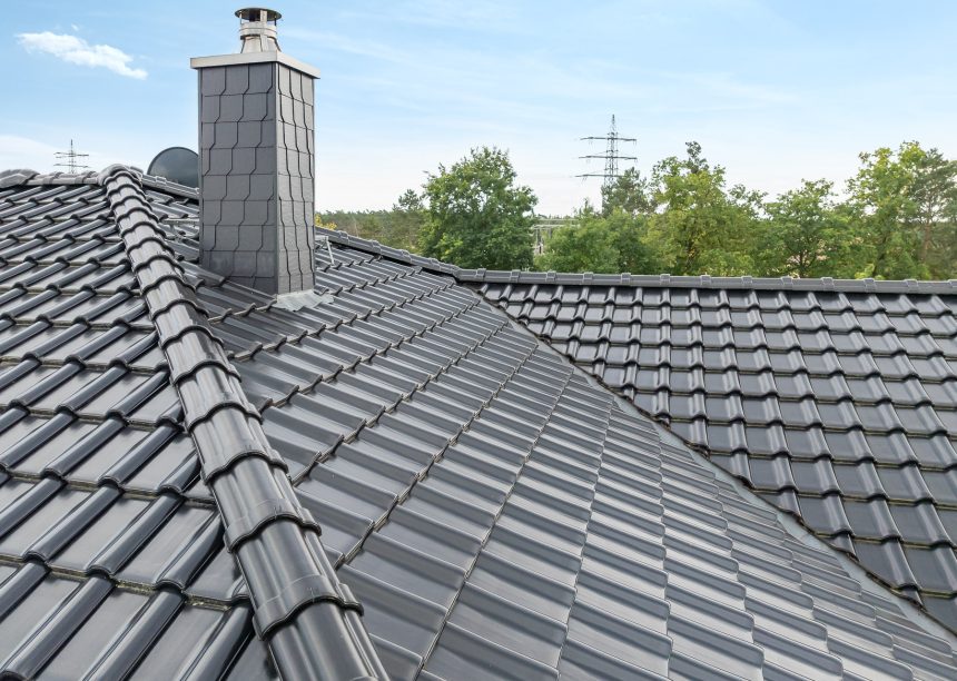 Bungalow mit J11v in edelschwarz, besonderem Schwarzton mit hochwertigem Jacobi Zubehör Firstziegel F6v