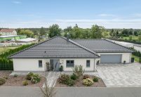 Bungalow mit J11v in edelschwarz, besonderem Schwarzton