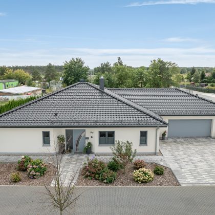 Bungalow mit J11v in edelschwarz, besonderem Schwarzton