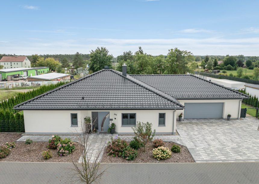 Bungalow mit J11v in edelschwarz, besonderem Schwarzton