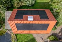 Trendziegel J160 in altrot und Indach-Modul-Lösung J160_PV - starker Kontrast und leistungsstarke PV-Anlage von Jacobi in der Vogelperspektive