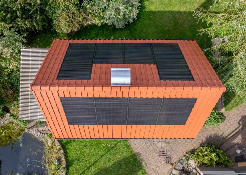 Trendziegel J160 in altrot und Indach-Modul-Lösung J160_PV - starker Kontrast und leistungsstarke PV-Anlage von Jacobi in der Vogelperspektive