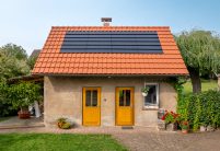 Trendziegel J160 in altrot und Indach-Modul-Lösung J160_PV - starker Kontrast und leistungsstarke PV-Anlage von Jacobi in der gesamten Ansicht der Referenz