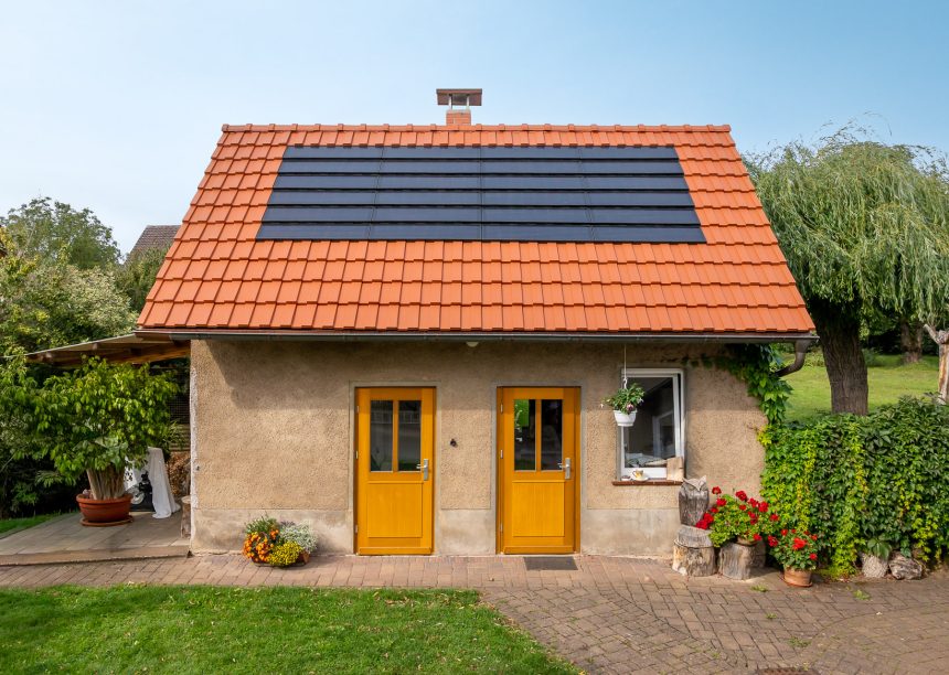 Trendziegel J160 in altrot und Indach-Modul-Lösung J160_PV - starker Kontrast und leistungsstarke PV-Anlage von Jacobi in der gesamten Ansicht der Referenz