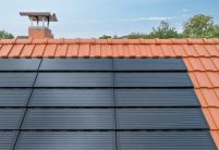 Trendziegel J160 in altrot und Indach-Modul-Lösung J160_PV - starker Kontrast und leistungsstarke PV-Anlage von Jacobi Dachziegel