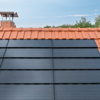 Trendziegel J160 in altrot und Indach-Modul-Lösung J160_PV - starker Kontrast und leistungsstarke PV-Anlage von Jacobi Dachziegel