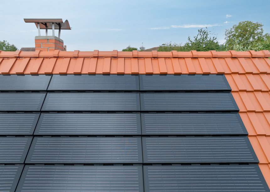 Trendziegel J160 in altrot und Indach-Modul-Lösung J160_PV - starker Kontrast und leistungsstarke PV-Anlage von Jacobi Dachziegel