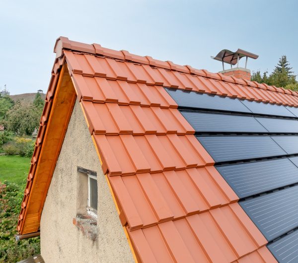 Trendziegel J160 in altrot und Indach-Modul-Lösung J160_PV - starker Kontrast