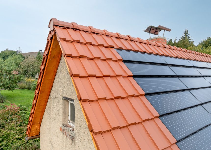 Trendziegel J160 in altrot und Indach-Modul-Lösung J160_PV - starker Kontrast