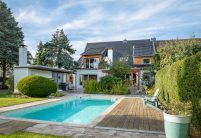 Trendziegel J160 mit J160-PV Photovoltaikanlage, hier in der Gesamtansicht mit Pool