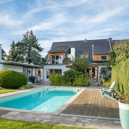 Trendziegel J160 mit J160-PV Photovoltaikanlage, hier in der Gesamtansicht mit Pool