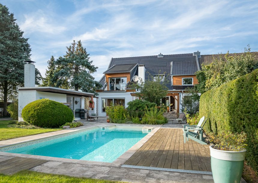 Trendziegel J160 mit J160-PV Photovoltaikanlage, hier in der Gesamtansicht mit Pool