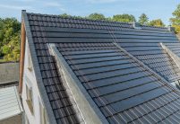 Trendziegel J160 mit J160-PV Photovoltaikanlage, hier mit Schiefer Verkleidung
