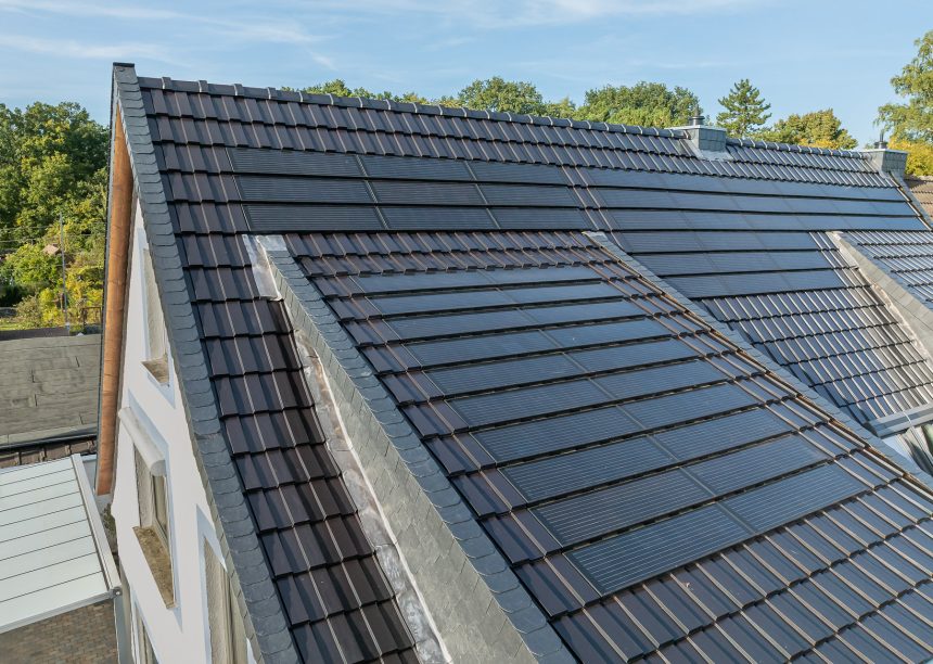Trendziegel J160 mit J160-PV Photovoltaikanlage, hier mit Schiefer Verkleidung