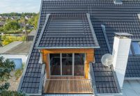 Trendziegel J160 mit J160-PV Photovoltaikanlage, hier die Dachterrasse im Blick