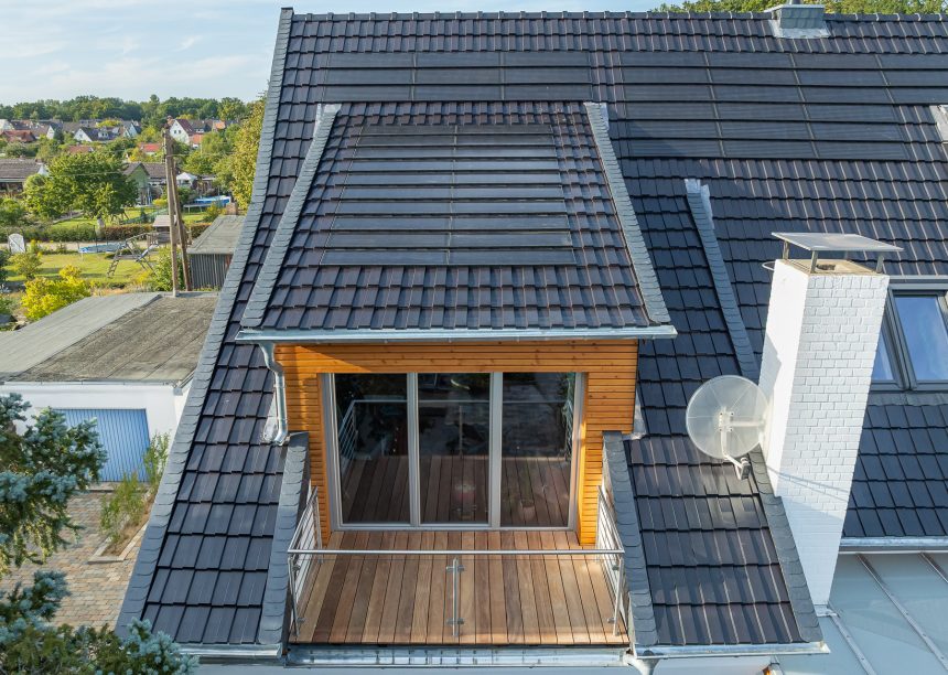 Trendziegel J160 mit J160-PV Photovoltaikanlage, hier die Dachterrasse im Blick