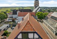 Denkmalgeschütztes Haus mit Krüppelwalmdach und Z5 in rot-bunt gedämpft aus der Vogelperspektive