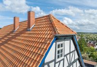 Denkmalgeschütztes Haus mit Krüppelwalmdach und Z5 in rot-bunt gedämpft mit 3-achsiger Walmkappe und Gratanfänger Muschelform