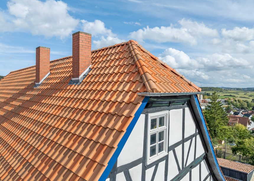 Denkmalgeschütztes Haus mit Krüppelwalmdach und Z5 in rot-bunt gedämpft mit 3-achsiger Walmkappe und Gratanfänger Muschelform