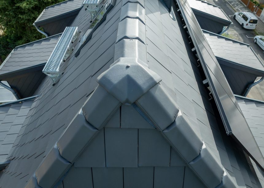 Eine top Referenz von Jacobi Dachziegel mit modernem Dachziegel Stylist in edelschiefer, besonderer Grauton mit dem keramischen Zubehör 3achsige Walmkappe passend zur Firstreihe F6v