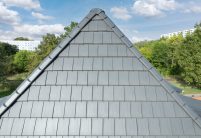 Eine top Referenz von Jacobi Dachziegel mit modernem Dachziegel Stylist in edelschiefer, besonderer Grauton mit der Dachfläche im Bildfokus