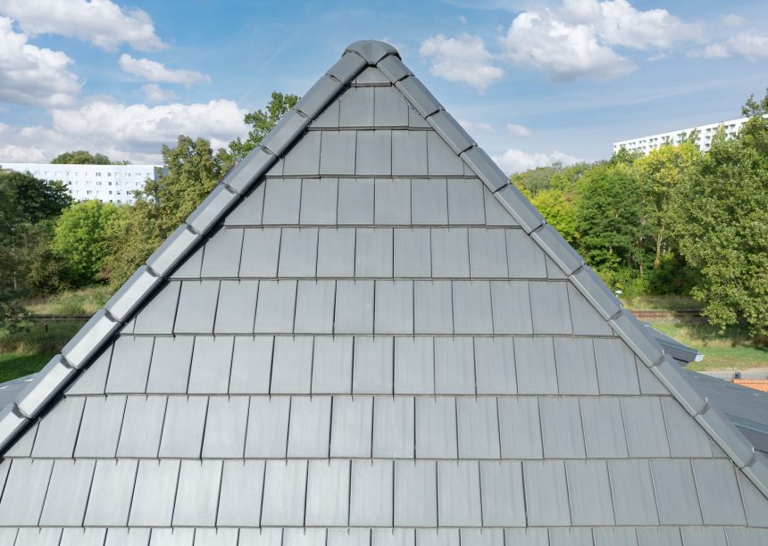 Eine top Referenz von Jacobi Dachziegel mit modernem Dachziegel Stylist in edelschiefer, besonderer Grauton mit der Dachfläche im Bildfokus