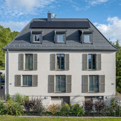 Eine top Referenz von Jacobi Dachziegel mit modernem Dachziegel Stylist in edelschiefer, besonderer Grauton