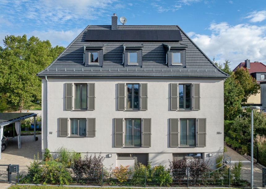 Eine top Referenz von Jacobi Dachziegel mit modernem Dachziegel Stylist in edelschiefer, besonderer Grauton