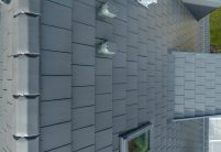 Stylist Flachziegel von Jacobi in der Oberfläche edelschiefer, hier mit First F9 und Sanilüfter aus der Vogelperspektive