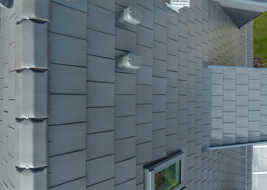 Stylist Flachziegel von Jacobi in der Oberfläche edelschiefer, hier mit First F9 und Sanilüfter aus der Vogelperspektive