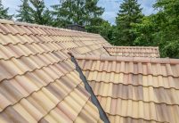 Romanische Pfanne Marko von Jacobi Dachziegel in der aufregenden Oberfläche Bella Casa mit Details von der Kehle