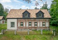 Romanische Pfanne Marko von Jacobi Dachziegel in der aufregenden Oberfläche Bella Casa mit schmucken Fassade