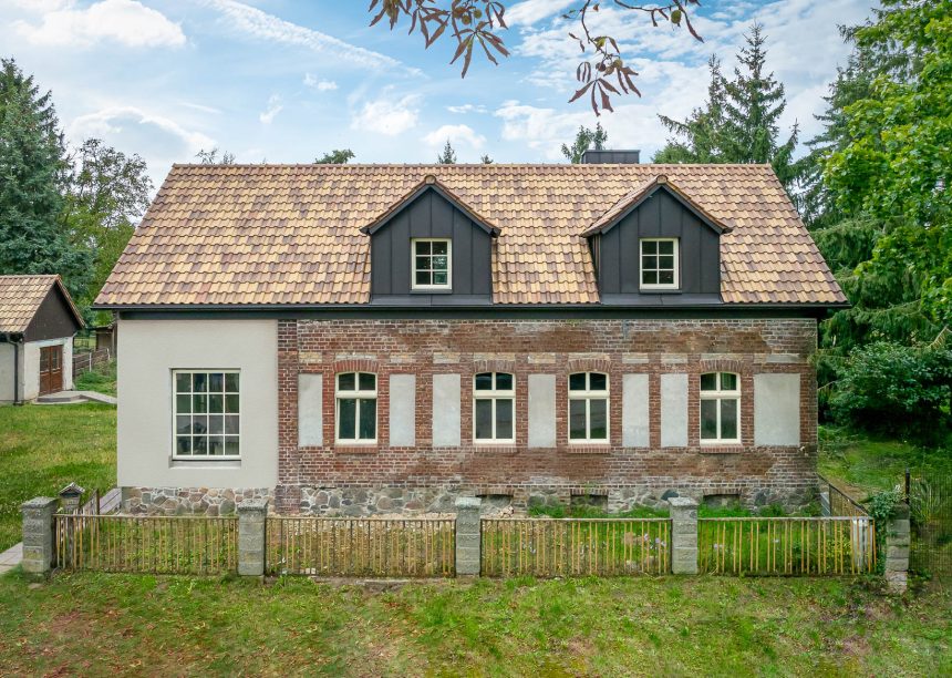 Romanische Pfanne Marko von Jacobi Dachziegel in der aufregenden Oberfläche Bella Casa mit schmucken Fassade