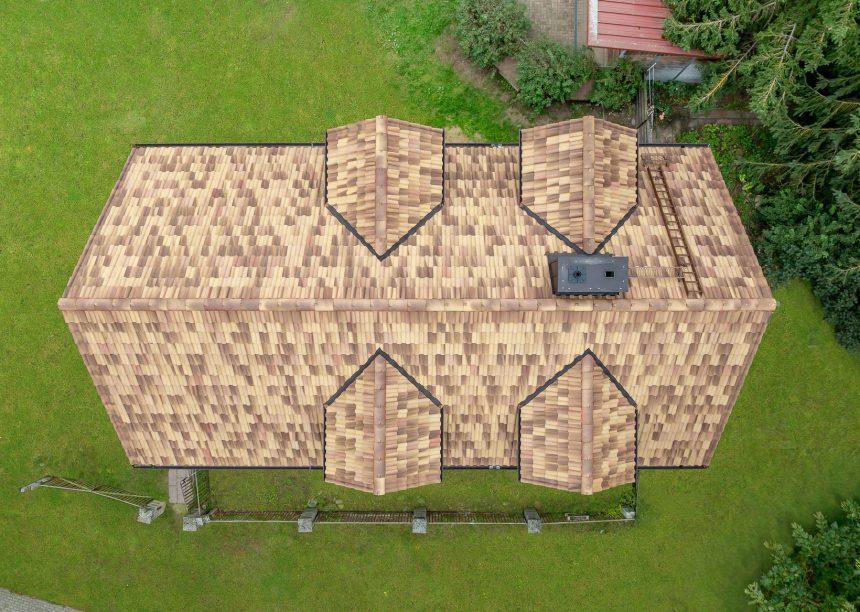 Romanische Pfanne Marko von Jacobi Dachziegel in der aufregenden Oberfläche Bella Casa von der Vogelperspektive