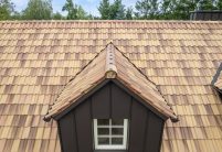 Romanische Pfanne Marko von Jacobi Dachziegel in der aufregenden Oberfläche Bella Casa mit Details von der Satteldachgaube