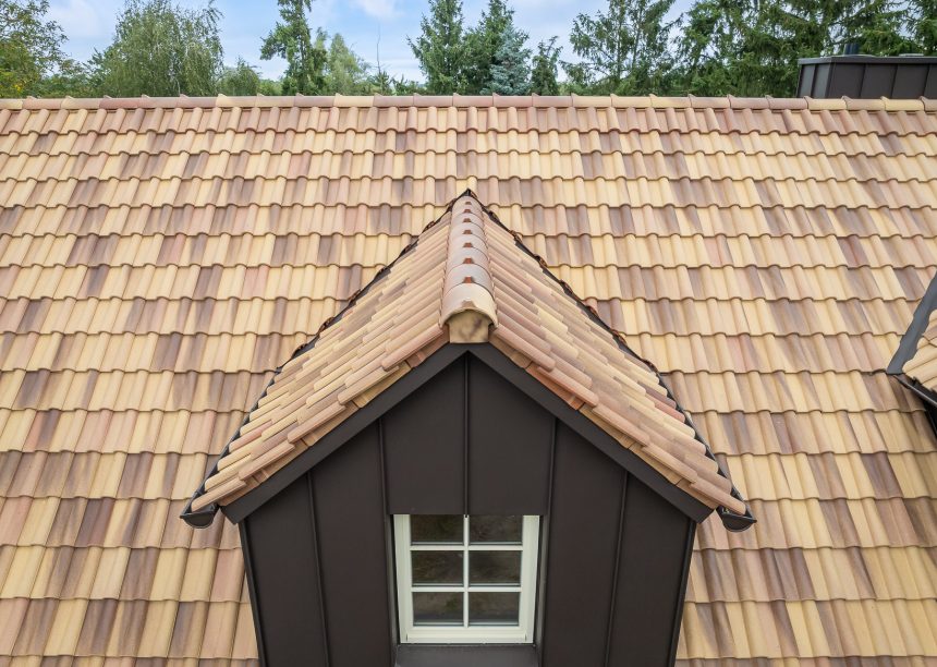 Romanische Pfanne Marko von Jacobi Dachziegel in der aufregenden Oberfläche Bella Casa mit Details von der Satteldachgaube