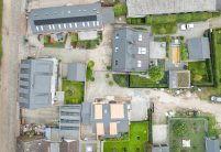 Sueddeutscher Biber in edelschiefer auf gesamten Klinker-Anwesen aus der Vogelperspektive