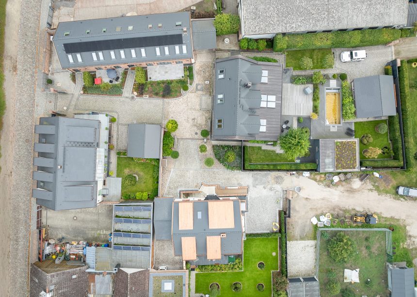 Sueddeutscher Biber in edelschiefer auf gesamten Klinker-Anwesen aus der Vogelperspektive