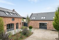 Sueddeutscher Biber in edelschiefer auf gesamten Klinker-Anwesen, hier mit Innenhof