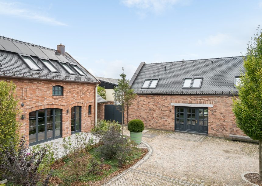 Sueddeutscher Biber in edelschiefer auf gesamten Klinker-Anwesen, hier mit Innenhof