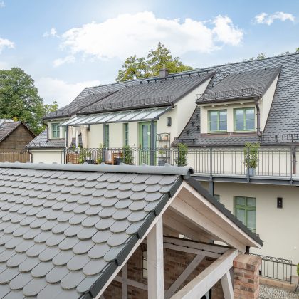 Sueddeutscher Biber in edelschiefer auf gesamten Anwesen, hier mit Details vom Haus- und Carport