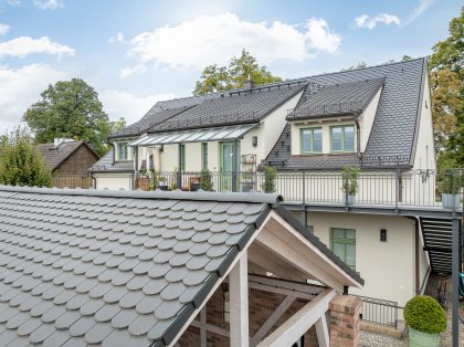 Sueddeutscher Biber in edelschiefer auf gesamten Anwesen, hier mit Details vom Haus- und Carport